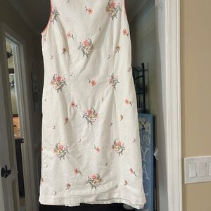 Lovely sleeveless flowery summer dress